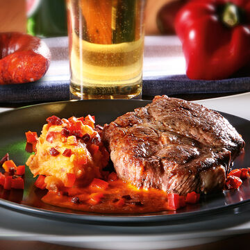 Image du produit pour 'Steak de porc avec pure de patates douces et sauce piment-chorizo'