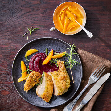 Image du produit pour 'Suprme de poulet de mas en crote de parmesan et romarin sur pure de betteraves rouges  l'orange'