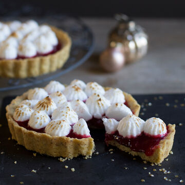 Image du produit pour 'Tartelettes aux groseilles et noisettes avec massepain et meringue'