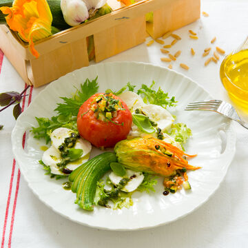 Image du produit pour 'Tomates et fleurs de courgettes farcies mozzarella de bufflonne  l'essence de basilic'