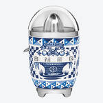 Image du produit pour 'Presse-agrumes SMEG : la toute dernire technologie dans un design Dolce & Gabbana extravagant  Blu Mediterraneo '