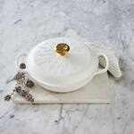 Image du produit pour 'Fait-tout Le Creuset en fonte 2,2 l aux flocons de neige'