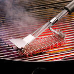 Image du produit pour 'Brosse  grille de barbecue : les spirales en acier robustes et le racloir liminent les rsidus les plus tenaces'