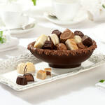 Image du produit pour 'Pralines de Pques joliment dcores dans un dlicieux oeuf de Pques en chocolat noir'