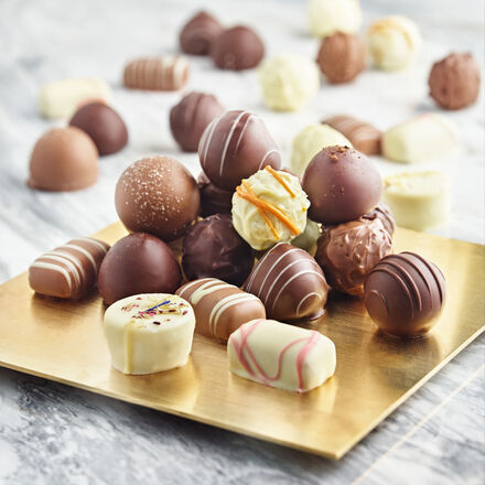 Image du produit pour 'Assortiment de chocolats fins dans un lgant coffret en bois'