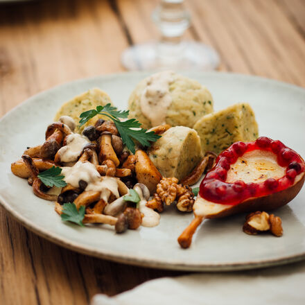 Image du produit pour 'Fricasse de champignons avec ses poires au Gorgonzola et Semmelkndel'