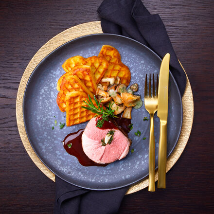 Image du produit pour 'Gigot d'agneau avec sa fricasse de champignons et ses gaufres de pommes de terre'