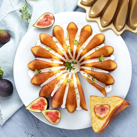 Image du produit pour 'Kouglof au thym et citron vert, avec figues et glaage au lait d'amande'