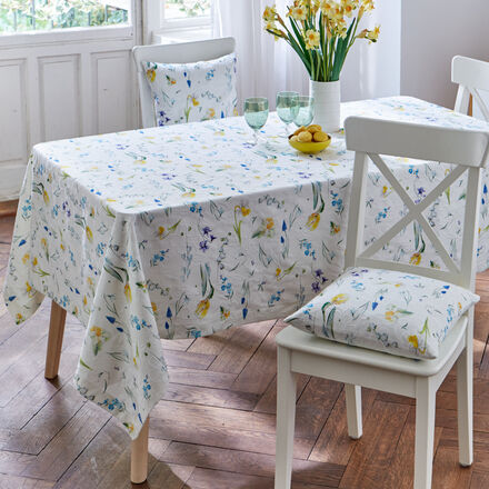 Image du produit pour 'La nappe en matelass unit la technique du tissage en relief et l'impression numrique riche en dtails'