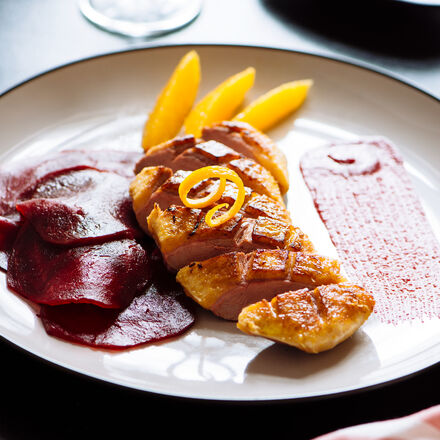 Image du produit pour 'Magret de canard sous vide sur un carpaccio de betteraves rouges et une sauce  l'orange'