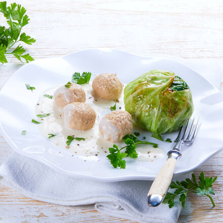 Image du produit pour 'Quenelles de poularde low carb avec boulettes de chou de Milan et sauce au vin blanc'