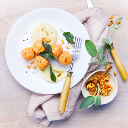 Image du produit pour 'Quenelles de saumon sur pure de cleri avec sauge frite et pignons de pin'