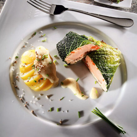 Image du produit pour 'Rouleaux de saumon au chou fris accompagn de pommes de terre  la ciboulette et de sauce blanche au citron'