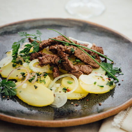 Image du produit pour 'Salade de pommes de terre parisienne et fines tranches de filet de boeuf'