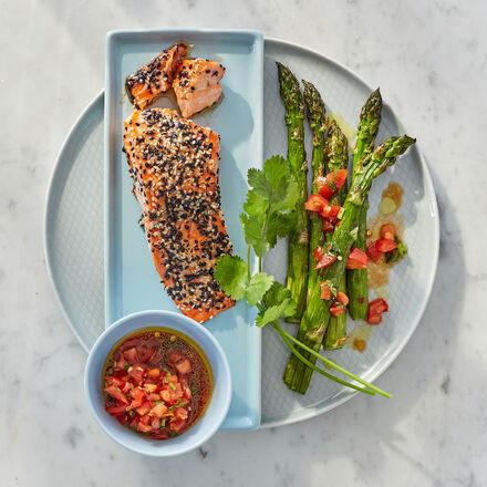Image du produit pour 'Saumon en crote de ssame, asperges vertes & salsa de tomates'