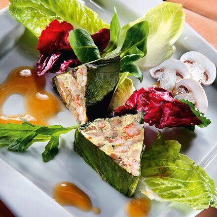 Image du produit pour 'Terrine de champignons et d'crevisses avec une sauce aux champignons sur un lit de salade'