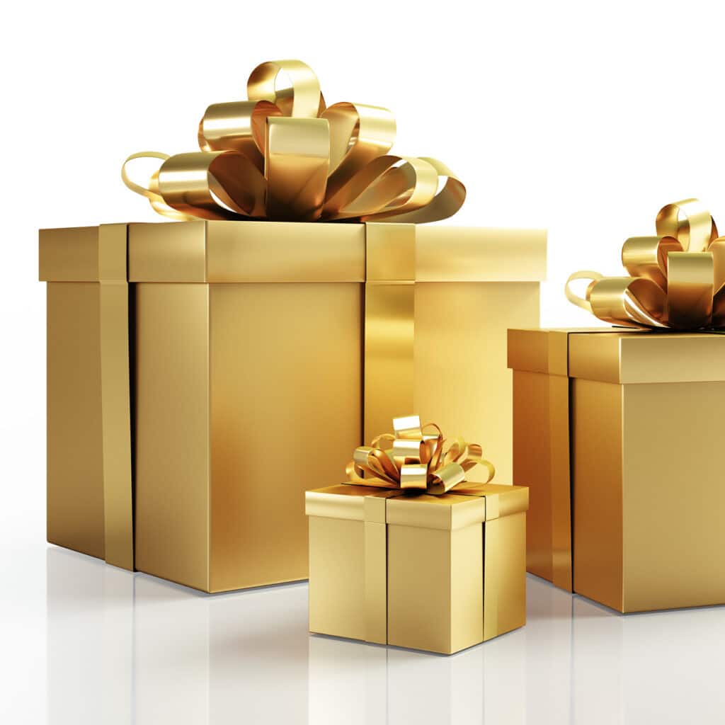 Festlich verpackte goldene Geschenkboxen mit Schleifen auf weißem Hintergrund.