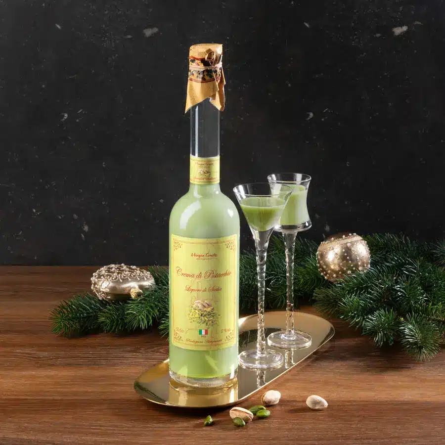 Pistazien-Cremelikör aus Sizilien in Flasche und Gläsern – Weihnachtslikör
