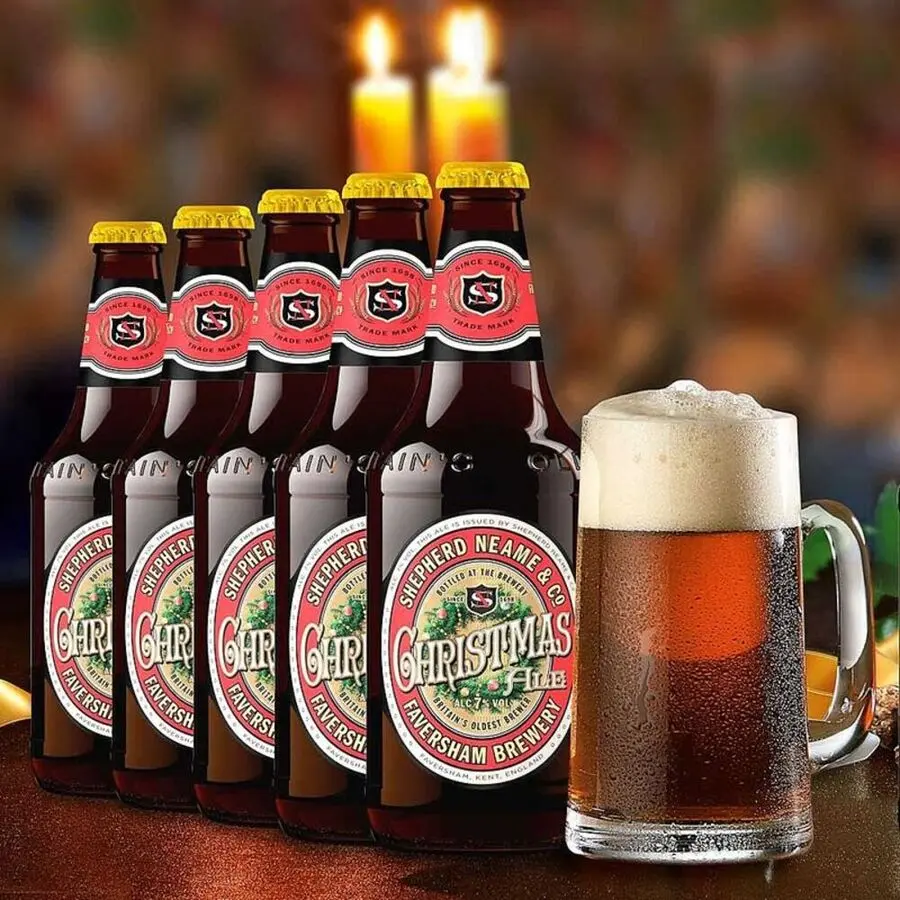 Christmas Ale Bierflaschen mit gefülltem Glas – Weihnachtsbier-Spezialität
