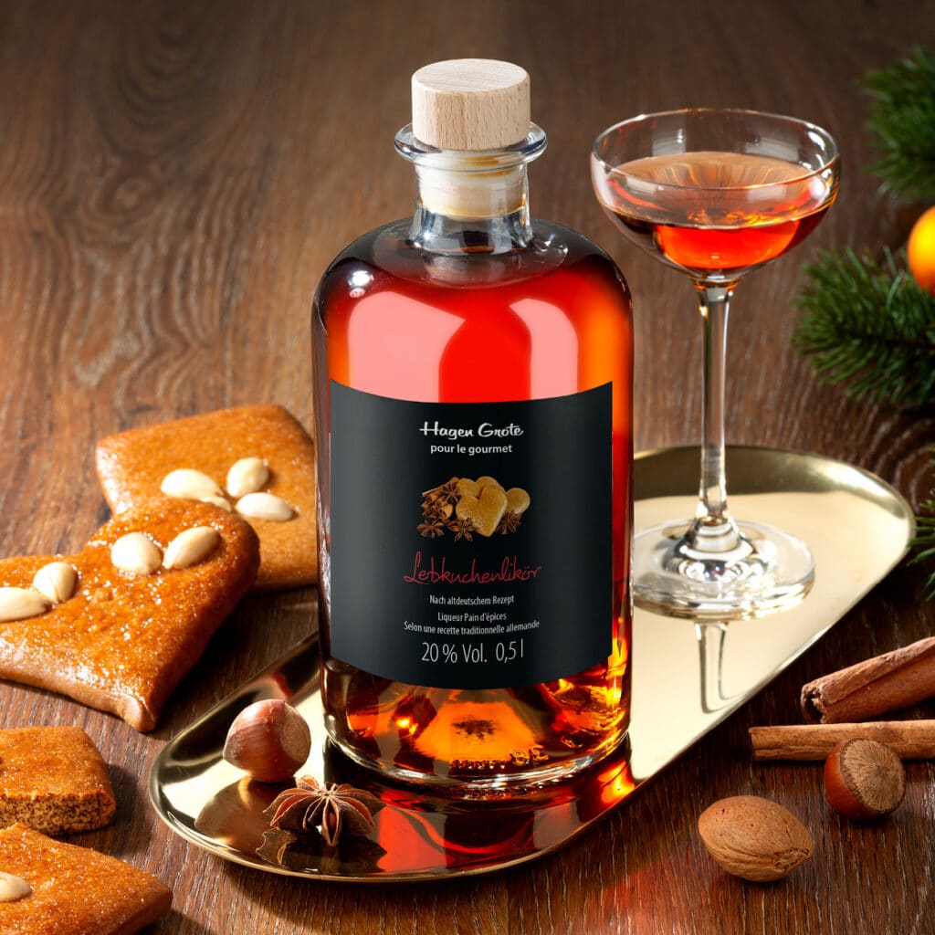 Hagen Grote Lebkuchenlikör in Glasflasche mit Likörglas und weihnachtlichem Gebäck