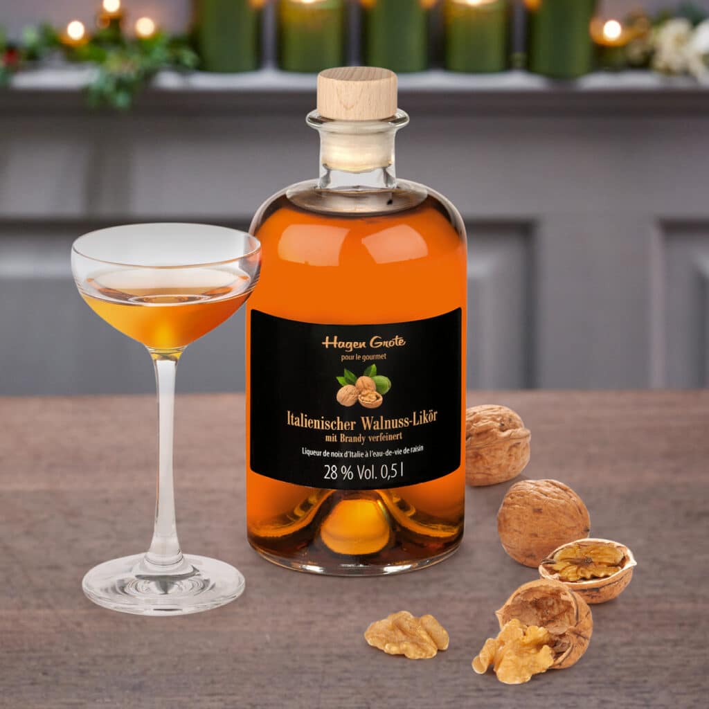 Italienischer Walnusslikör von Hagen Grote mit Glas und Walnüssen, festlich präsentiert