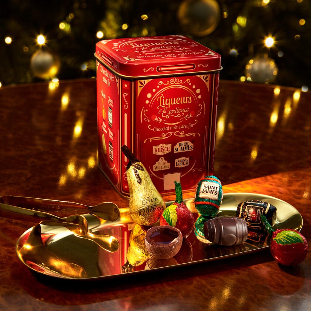 Edle Pralinen mit Likörfüllung in roter Geschenkdose, Sorten Kirsch, Poire Williams, Rhum St. James und Whisky Label.