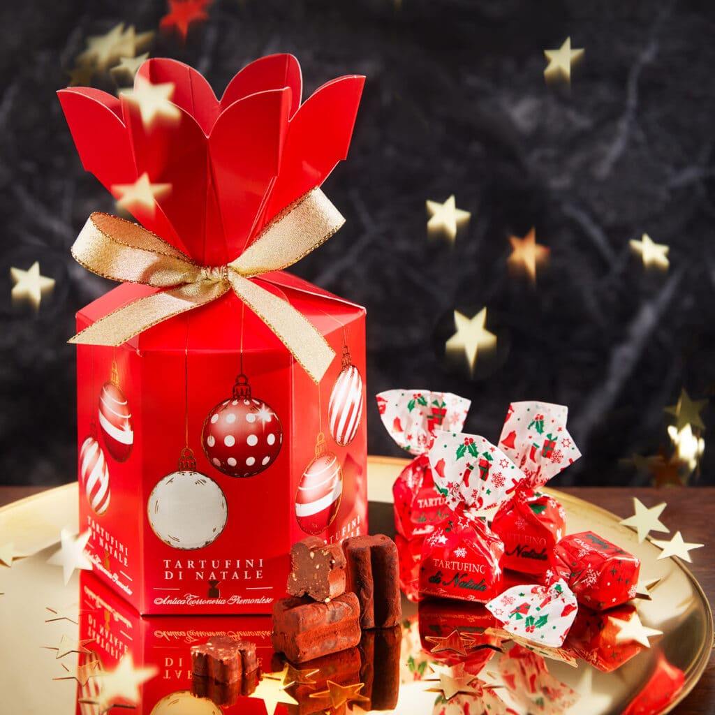 Trüffelpralinen Tartufini di Natale in roter Geschenkbox mit festlicher Verpackung und goldener Schleife