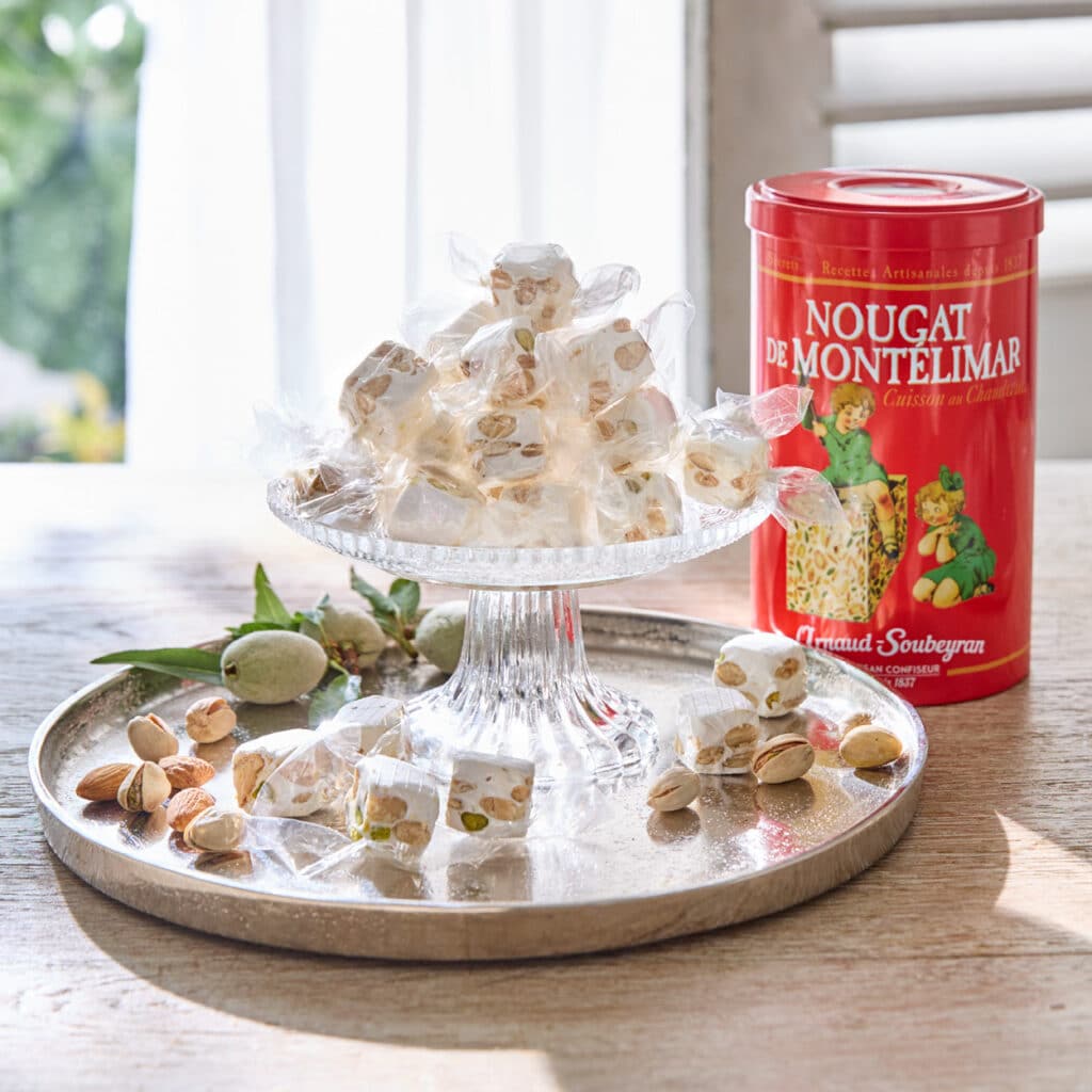 Nougat de Montélimar mit Mandeln und Pistazien, einzeln verpackt in roter Dose, französische Spezialität